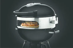 Napoleon Pizzaoven En Draaispit Voor Houtskool Kettle 57cm 7 Napoleon Pizzaoven En Draaispit Voor Houtskool Kettle 57cm -BuitenBBQ Verkoopwinkel napoleon pizzaoven en draaispit voor houtskool ket 1